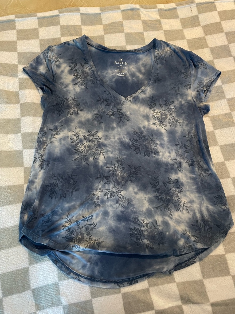 American Eagle Outfitters Blue Floral Tie-Dye V-Neck Short Sleeve Top